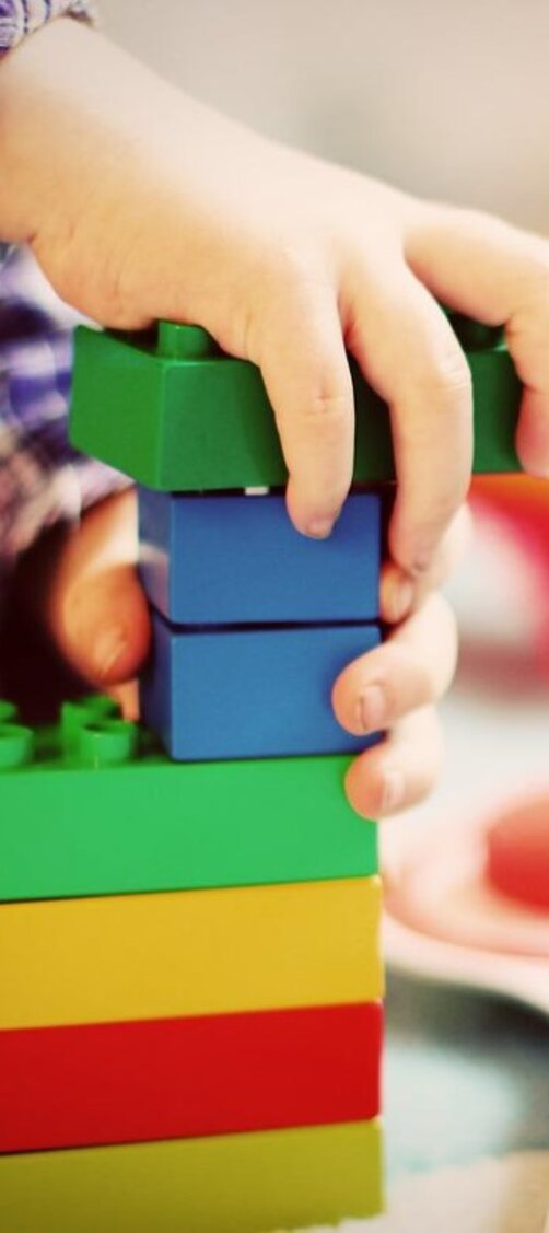 Kinderhand mit Bauklötzen