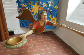 Der Taufengel in der Elisabeth-Kirche in Brunstorf.