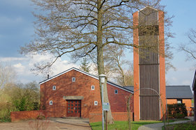 Der Eingang der Versöhnungskirche in Dassendorf