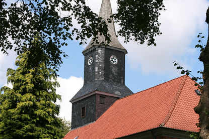 Außenansicht der Elisabeth-Kirche in Brunstorf, quer