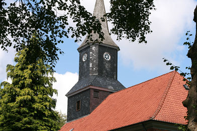 Außenansicht der Elisabeth-Kirche in Brunstorf, quer
