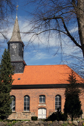 Außenansicht der Elisabeth-Kirche in Brunstorf, von der Seite