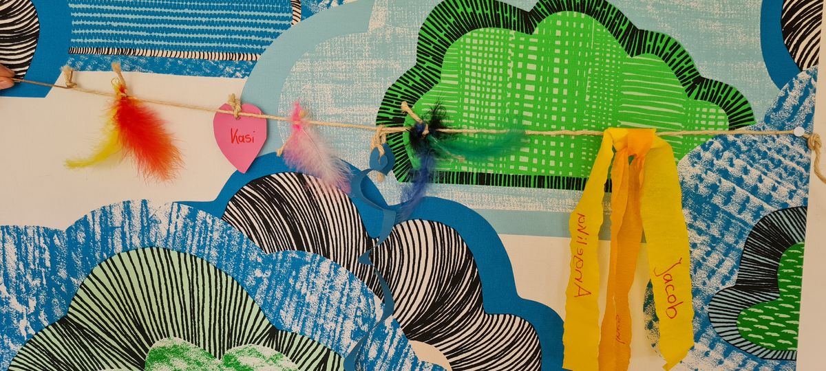 Sie sehen gemalte bunte Wolken in blau grün und schwarz