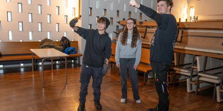 Menschen in einer Kirche 