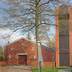 Der Eingang der Versöhnungskirche in Dassendorf