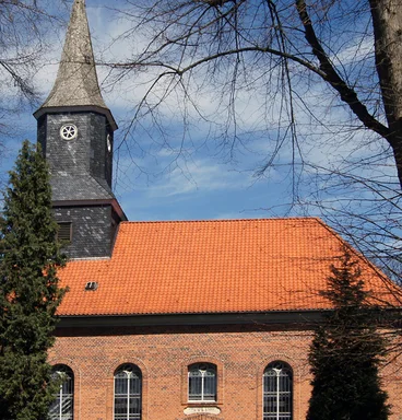Außenansicht der Elisabeth-Kirche in Brunstorf, von der Seite